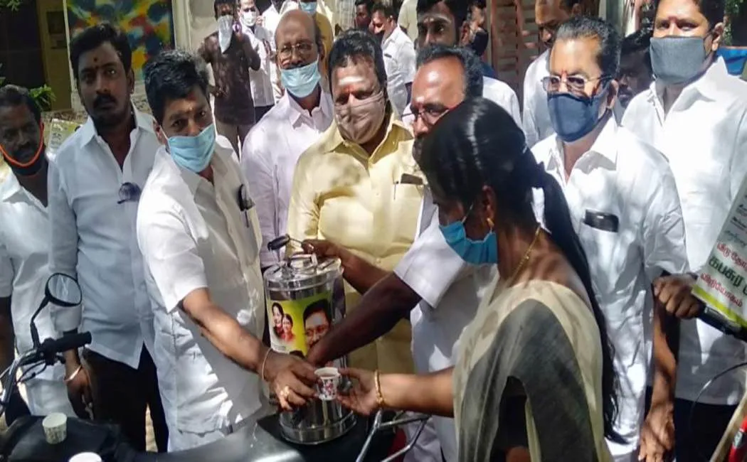 ammk distributing kabasura powder in trichy corporation